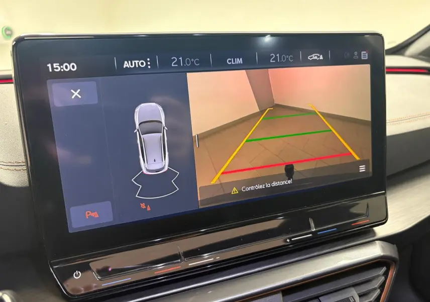 Écran tactile intérieur affichant la caméra de recul et l'alerte de distance du CUPRA Formentor gris magnétique.