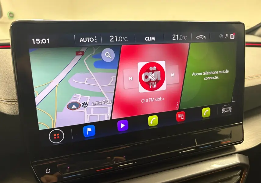 Écran tactile central du tableau de bord du CUPRA Formentor 2023, affichant navigation, radio et climatisation.
