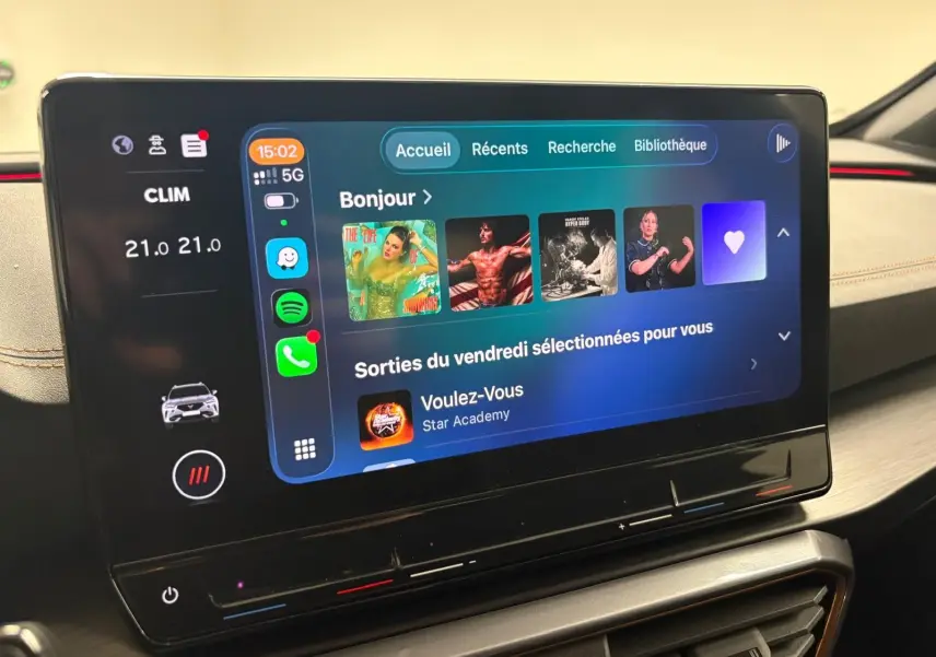 Écran tactile central du tableau de bord du CUPRA Formentor 2023 affichant l'interface multimédia et la climatisation.