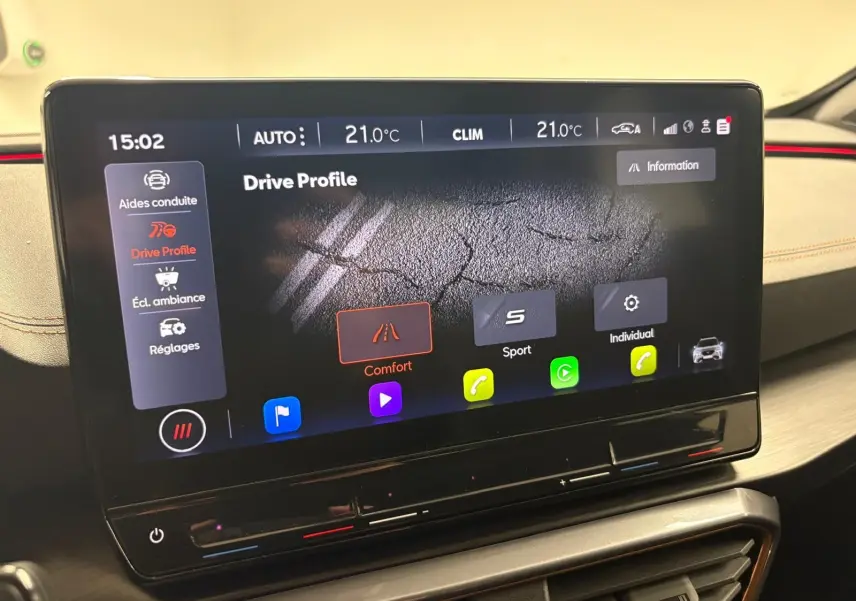 Vue intérieure du tableau de bord du CUPRA Formentor 2023 avec écran tactile affichant les modes de conduite.