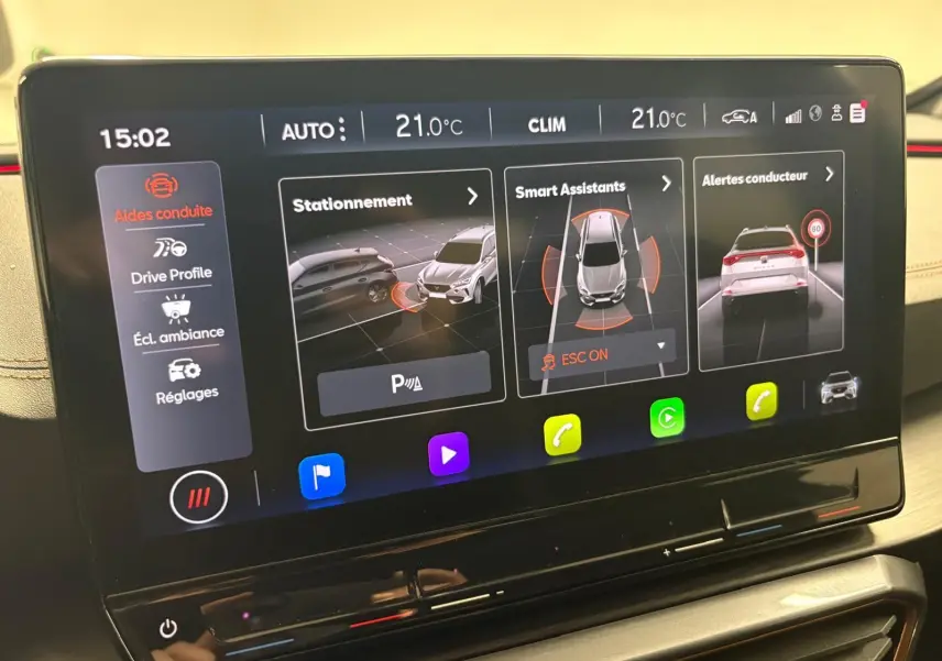 Écran tactile du système d'aide à la conduite de la CUPRA Formentor 1.5 TSI 150 DSG7 VZ-LINE, intérieur moderne.