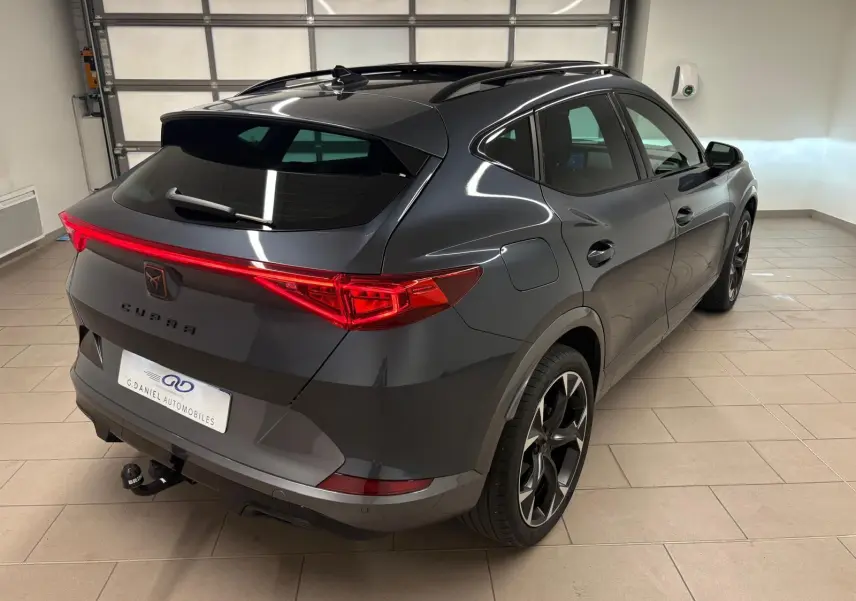 Vue 3/4 arrière droite du CUPRA Formentor gris magnétique 2023 avec feux arrière LED et attelage visible.