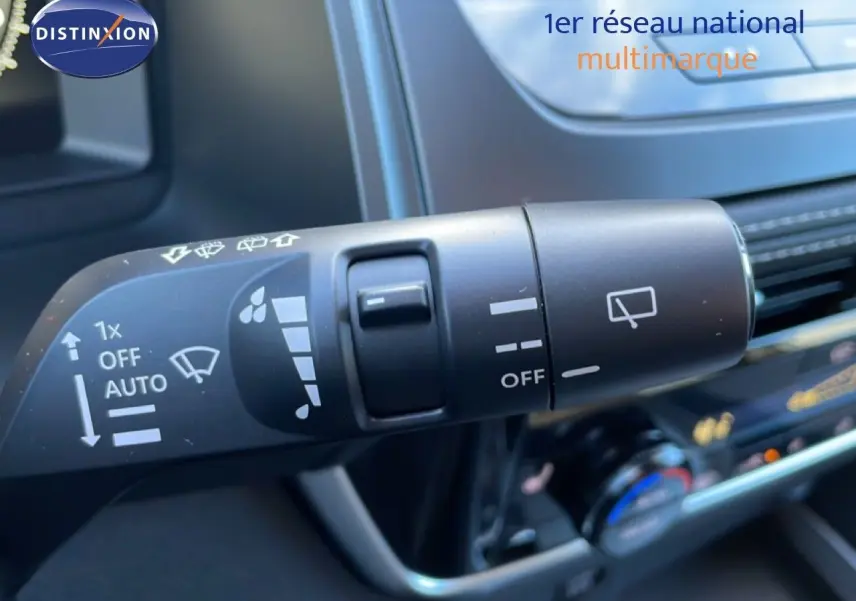 Gros plan sur la commande des essuie-glaces du Nissan Qashqai gris argile métal, intérieur noir visible en arrière-plan.