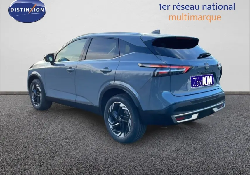 Vue 3/4 arrière droite du Nissan Qashqai 2025 gris argile métal avec feux arrière fins et jantes noires distinctives.