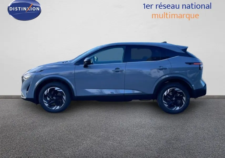 Profil droit du Nissan Qashqai 1.5 E-POWER 205CH N-CONNECTA gris argile métal avec jantes noires stylées.