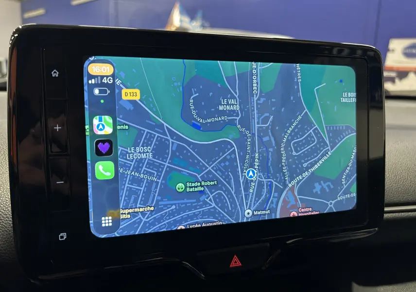 Écran tactile central affichant la navigation GPS dans l’habitacle d’une Toyota Yaris Cross 116h gris minéral.