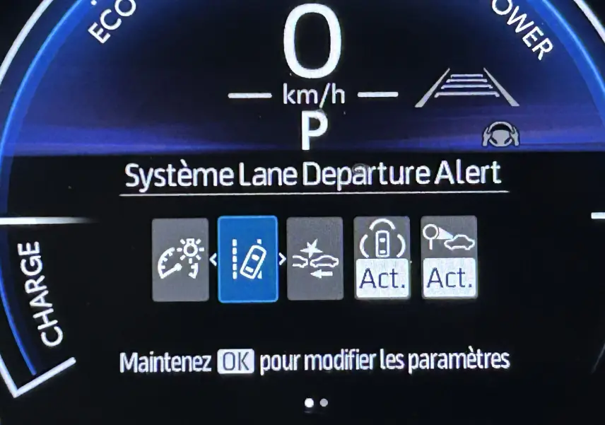 Affichage du tableau de bord numérique de la Toyota Yaris Cross 116h en mode parking, avec alerte de sortie de voie activée.