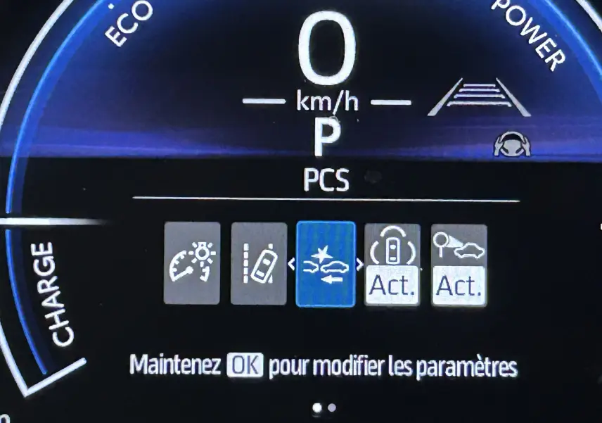 Tableau de bord numérique de Toyota Yaris Cross 2025 affichant les aides à la conduite en mode stationnement.