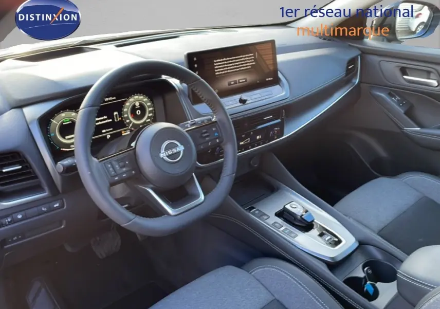Vue intérieure côté conducteur du Nissan Qashqai 2025, tableau de bord moderne et sellerie tissu gris.