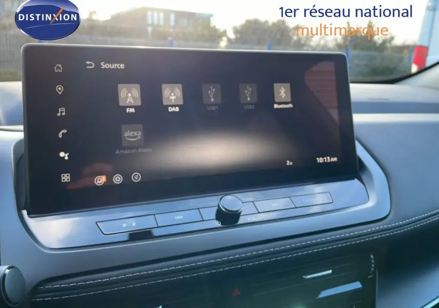 Écran tactile central du Nissan Qashqai 2025 en gros plan, affichant les options FM, DAB, Bluetooth et Alexa.