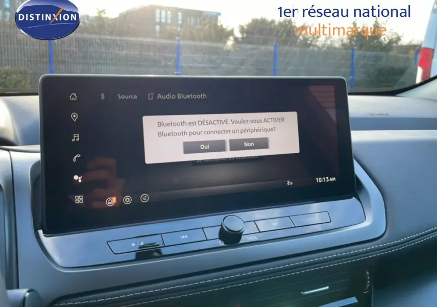Écran tactile central du Nissan Qashqai 2025 avec interface Bluetooth désactivée, tableau de bord gris clair.