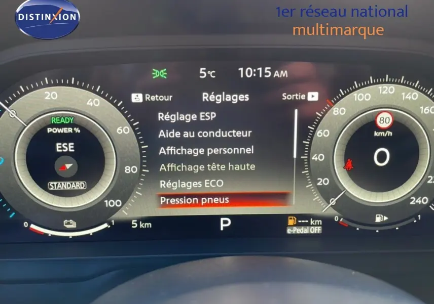 Tableau de bord numérique du Nissan Qashqai 1.5 E-POWER 2025 affichant les réglages et la vitesse à 0 km/h.