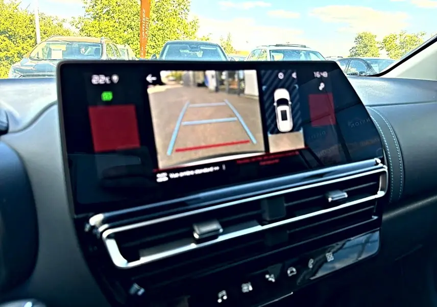 Vue intérieure du tableau de bord du Citroën C5 Aircross blanc 2025, écran tactile affichant la caméra de recul.