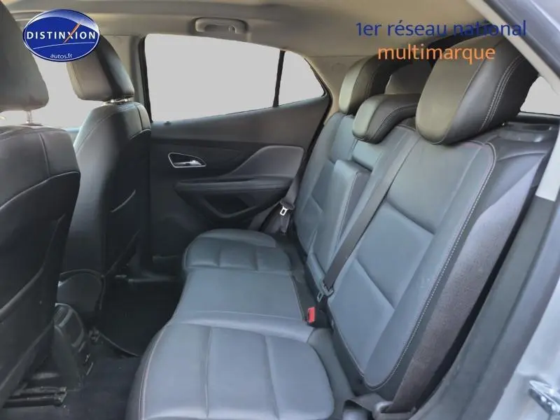 Vue intérieure côté droit des sièges arrière en cuir Cocoa/Saddle de l'Opel Mokka gris Astéroïde 2016.