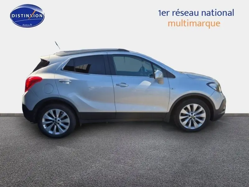 Opel Mokka gris Astéroïde vue de profil côté gauche, avec jantes alliage et vitres teintées.