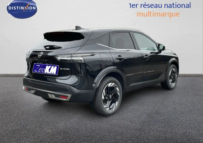 Vue 3/4 arrière droite du Nissan Qashqai noir perle métal avec jantes noires et détails chromés.