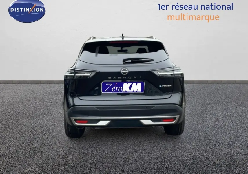Vue arrière du Nissan Qashqai 1.5 E-POWER noir perle métal avec logo et feux LED distinctifs visibles.