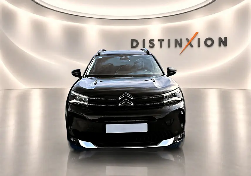 Vue avant d'un Citroën C5 Aircross noir 2025 dans un showroom avec éclairage moderne et logo Distinxion.