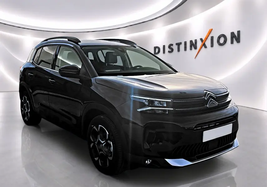 Citroën C5 Aircross noir vue 3/4 avant droit, avec barres de toit et jantes alliage distinctives dans un showroom.