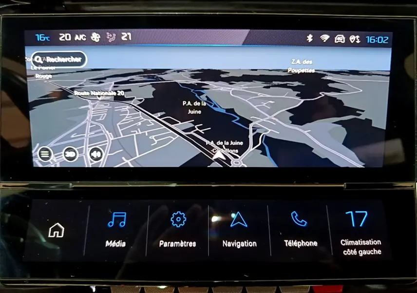 Écran tactile central de la Peugeot 308 PHEV 180 E-EAT8 GT 2022 affichant la navigation et les commandes multimédia.