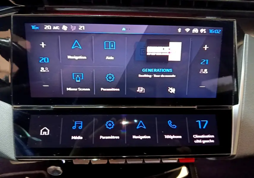 Écran tactile central double de la Peugeot 308 PHEV 180 GT 2022, affichant navigation et climatisation.