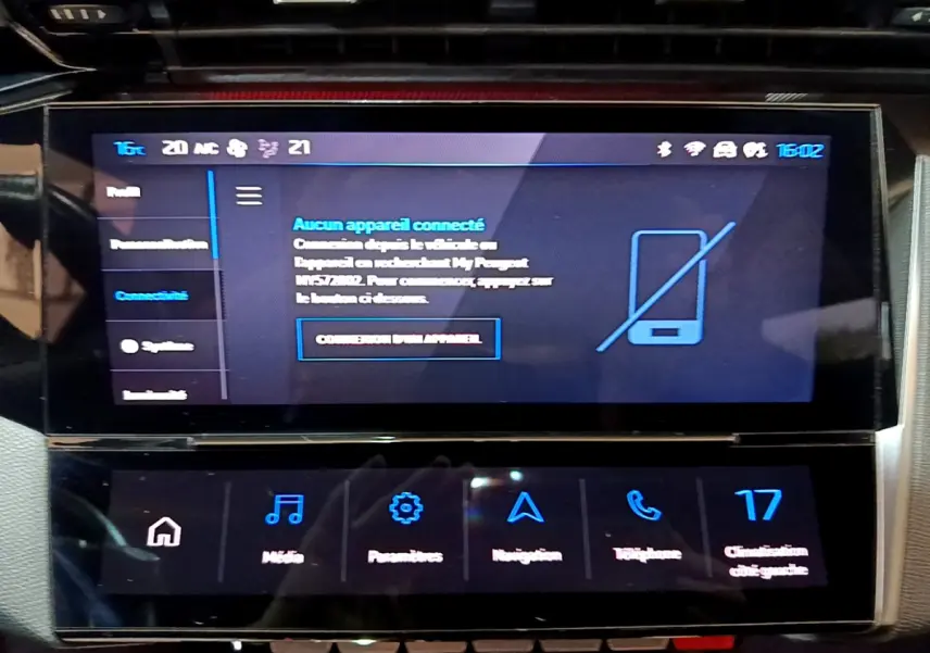 Écran tactile central du tableau de bord de la Peugeot 308 PHEV 180 GT affichant le menu connectivité.