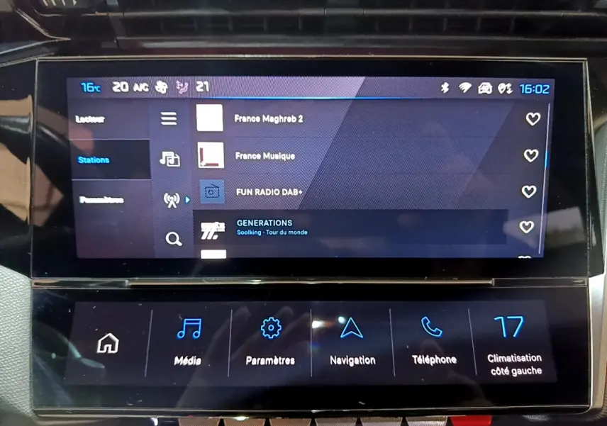 Écran tactile central 10 pouces de la Peugeot 308 PHEV 180 GT affichant menu multimédia et navigation.