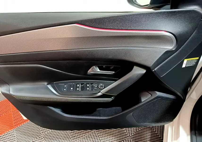 Porte côté gauche de Peugeot 308 PHEV 180 E-EAT8 GT blanche, avec commandes vitres et rétroviseurs intégrées.