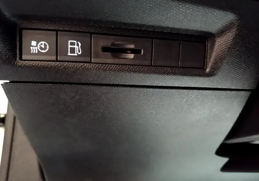 Gros plan sur les commandes sous le tableau de bord noir du Peugeot 308 PHEV 180 E-EAT8 GT blanc, 2022.