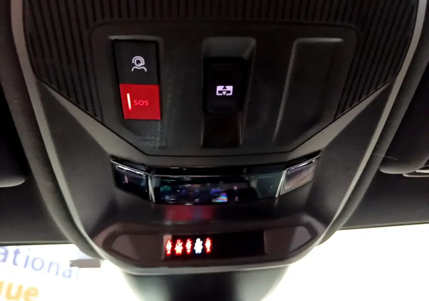 Vue en gros plan du plafonnier intérieur avec bouton SOS et éclairage d'ambiance de la Peugeot 308 PHEV 180 E-EAT8 GT.