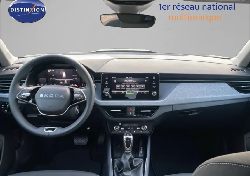 Intérieur du Skoda Kamiq 2025 avec tableau de bord gris noir, volant cuir multifonction et écran tactile central.