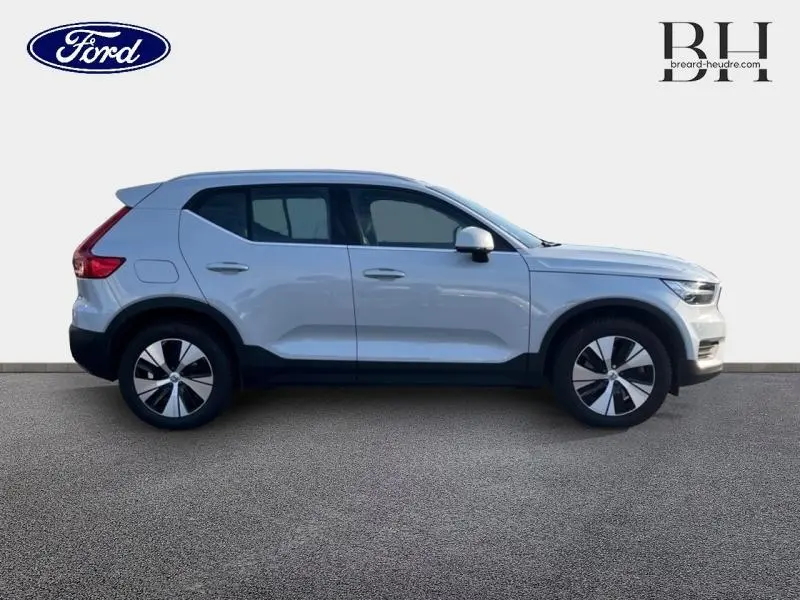 Profil droit d'un Volvo XC40 T5 Recharge gris glacier, SUV hybride rechargeable avec jantes alliage et vitres teintées.