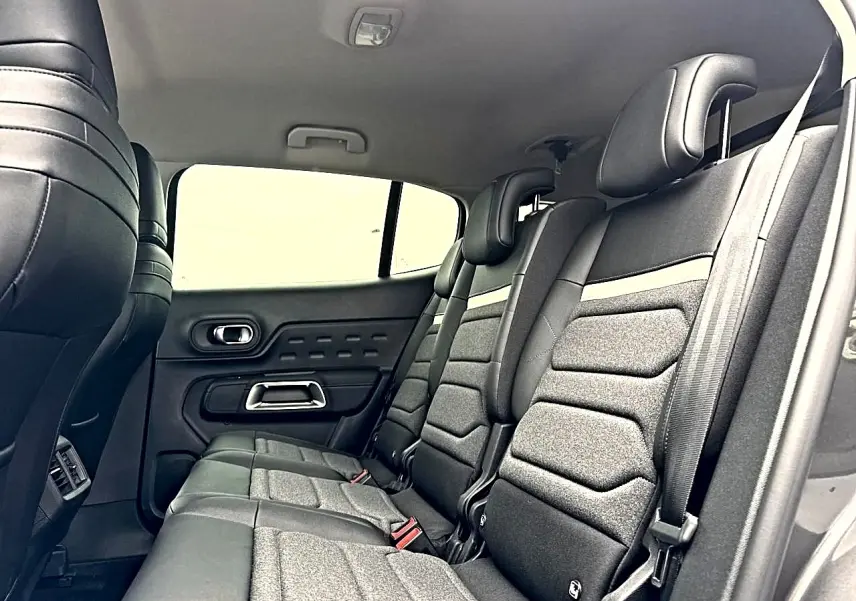 Vue intérieure côté droit sur la 2e rangée de sièges individuels noirs du Citroën C5 Aircross 2025.
