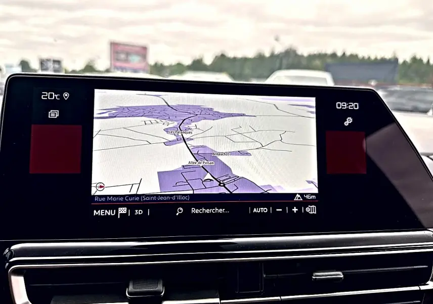 Écran tactile central du tableau de bord du Citroën C5 Aircross 2025 affichant la navigation GPS en mode 3D.