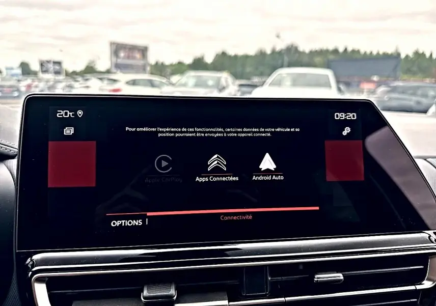 Écran tactile central du tableau de bord du Citroën C5 Aircross 2025 affichant les options de connectivité Android Auto et Apps Connectées.