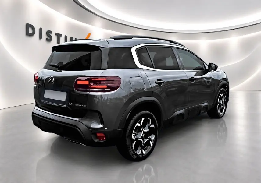 Citroën C5 Aircross gris platinium en 3/4 arrière droit, avec jantes alu et vitres arrière teintées.