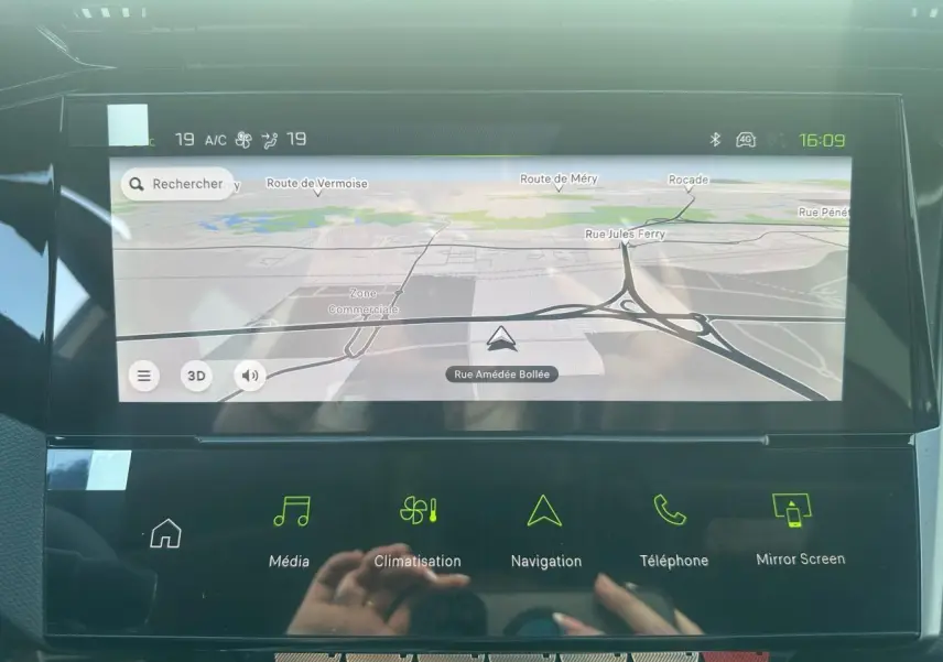 Écran tactile central du Peugeot 308 2025 affichant la navigation et les commandes multimédia et climatisation.