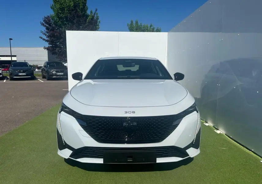 Peugeot 308 III blanche vue de face, avec calandre noire brillante et feux LED verticaux distinctifs.