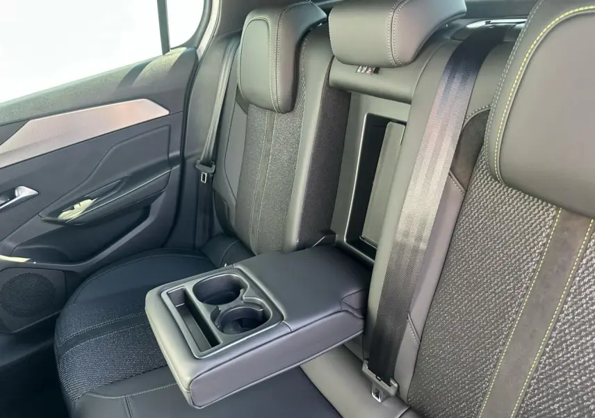 Vue intérieure côté droit des sièges arrière noirs avec accoudoir central rabattable et ceinture de sécurité Peugeot 308 2025.