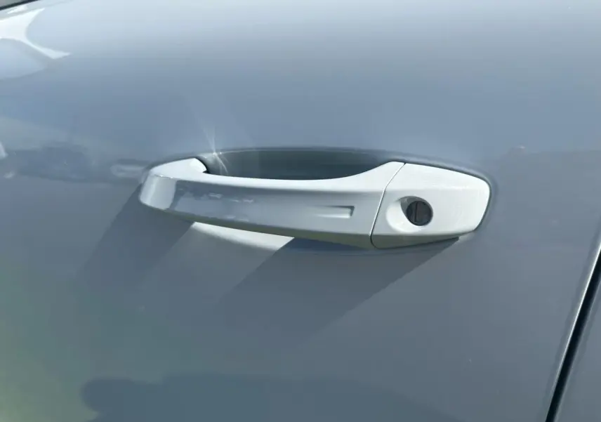 Poignée de porte blanche du côté gauche d'une Peugeot 308 2025 finition GT avec peinture Blanc Okenite.
