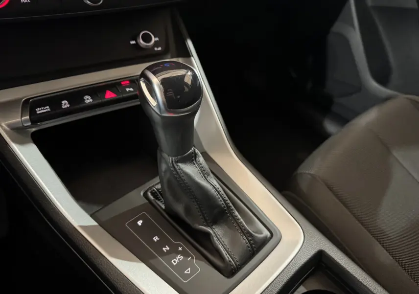 Le levier de vitesse automatique noir de l’Audi Q3 35 TFSI 2022 vu en gros plan côté passager.