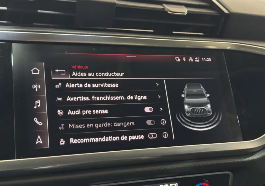 Écran tactile intérieur de l’Audi Q3 noir, affichant les aides au conducteur avec vue du véhicule en 3D.