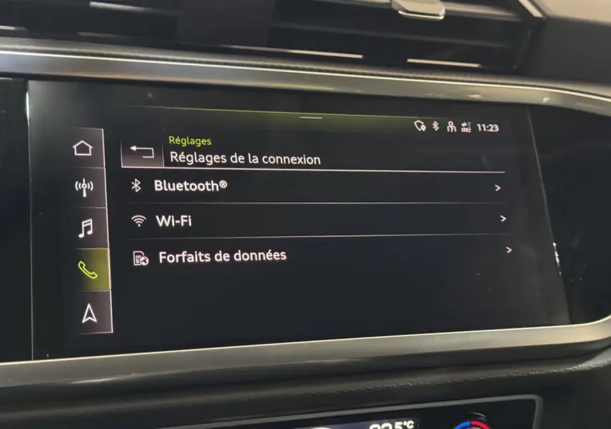 Écran tactile central affichant les réglages de connexion Bluetooth et Wi-Fi dans l’habitacle noir d’un Audi Q3 2022.