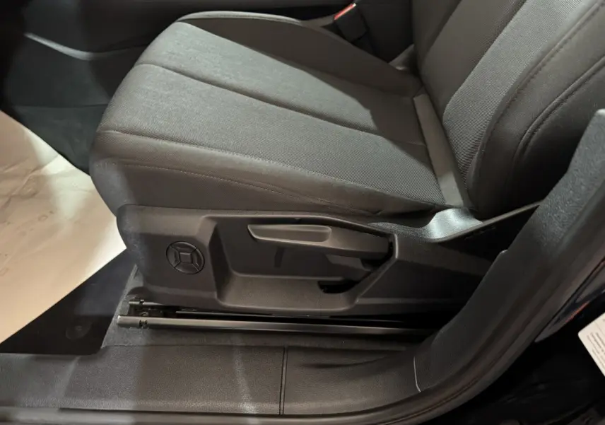 Gros plan sur le siège avant gauche noir de l'Audi Q3 35 TFSI 2022 avec réglages manuels visibles.
