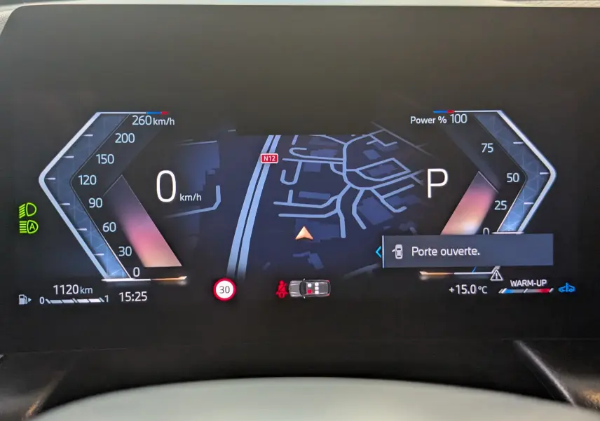 Tableau de bord numérique BMW X1 2025 affichant la vitesse, la carte GPS et une alerte de porte ouverte.