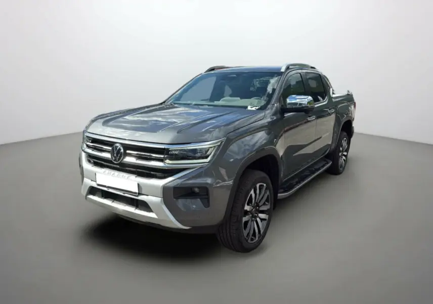 Volkswagen Amarok V6 240 BVA Aventura 2025 gris foncé, vue 3/4 avant droit avec calandre chromée et jantes alliage.
