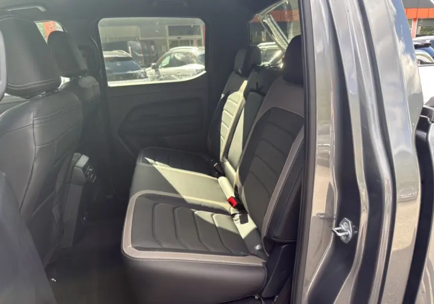 Vue intérieure côté droit des sièges arrière en cuir noir du Volkswagen Amarok Simple Cabine V6 240 BVA Aventura gris foncé 2025.