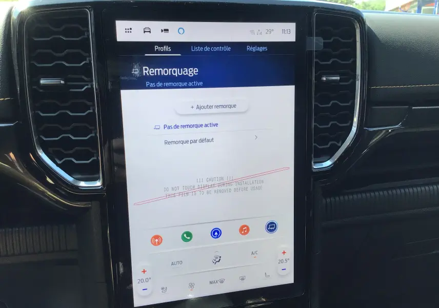 Écran tactile central du Ford Ranger Wildtrak 2025 affichant le menu de remorquage dans un intérieur noir.
