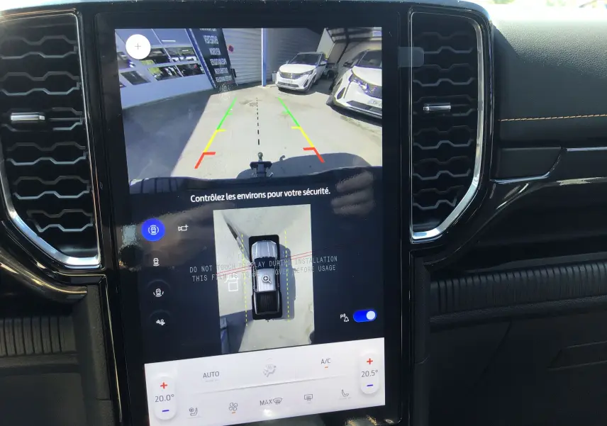 Écran central du Ford Ranger Wildtrak 2025 montrant la caméra 360° et l'aide au stationnement avec vue arrière.