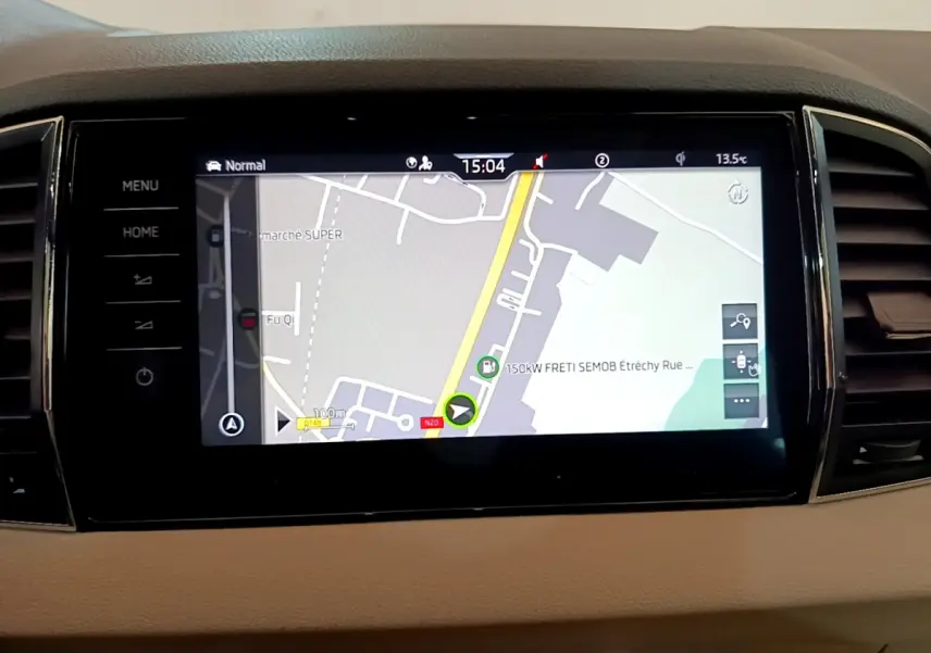 Écran tactile central du tableau de bord du Skoda Karoq 2023, affichant la navigation GPS en vue rapprochée.